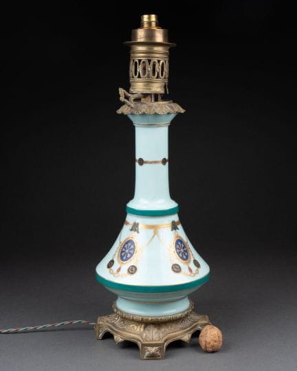 XIXe
LAMPE à pétrole monté à l'électricité à décor