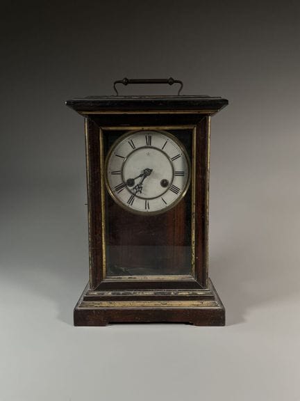 PENDULE 
Bois plaqué à encadrements dorés et vitra