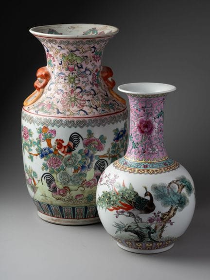 CHINE - Epoque MODERNE
Lot de deux VASES à décor d