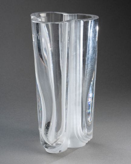 DAUM France 
Three-lobed ribbed vase 
Colorless mo