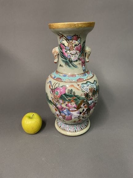 CHINE - XIXe siècle
VASE à panse boule sur piédouc
