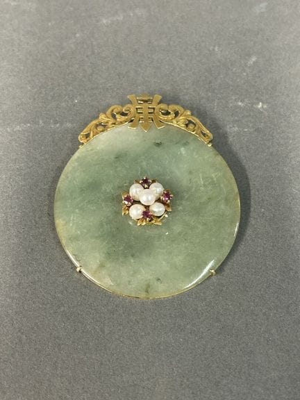 CHINE - XXe siècle 
PENDENTIF 
Disque Bi en jade 

