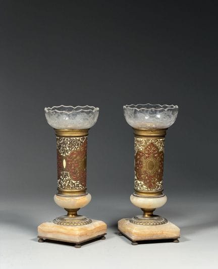 Paires de FLAMBEAUX à fut circulaire et piétement 