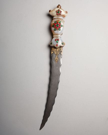 DAGUE de style Moghol 
Le manche en agate serti de