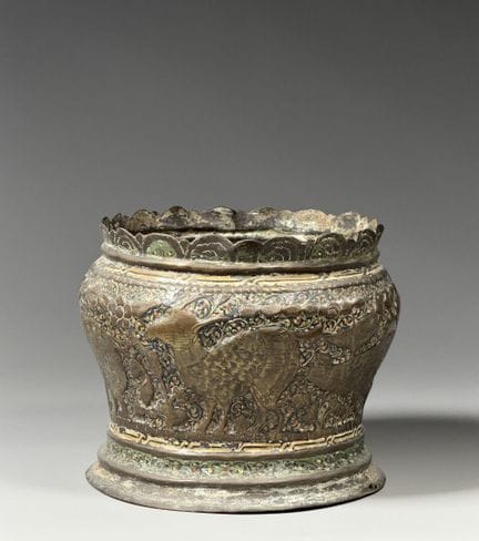 Travail PERSAN du XIXe siècle 
CACHE-POT à décor d