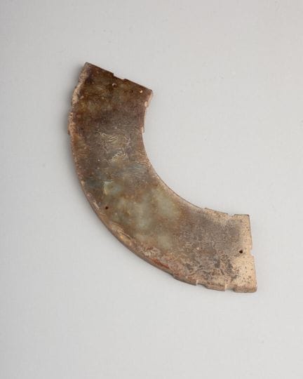 CHINE
AMULETTE de style archaïque 
Pierre dure scu