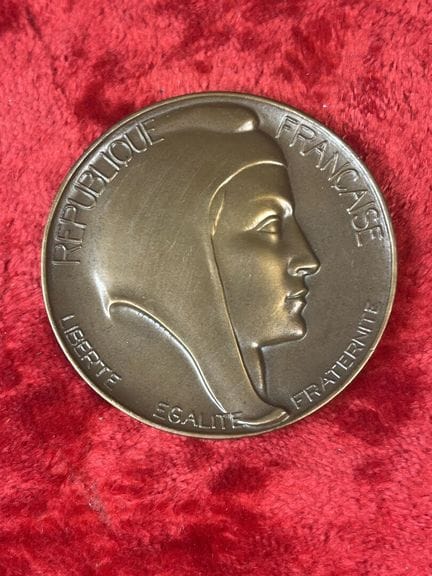 FRANCE — Médaille protocolaire offerte par la Vill