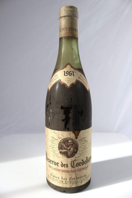 1瓶 1961年勃艮第“科尔德利耶珍藏”红葡萄酒（科尔德利耶酒窖）
（液位至瓶肩中部，酒标有划痕且污