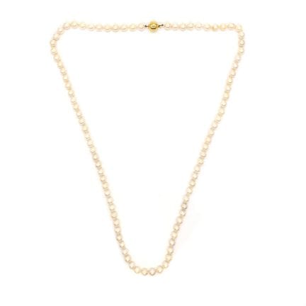 COLLIER de perle avec fermoir en or jaune 18K. 
Lo