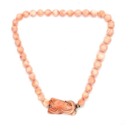 COLLIER en perle de corail rose, avec un fermoir e