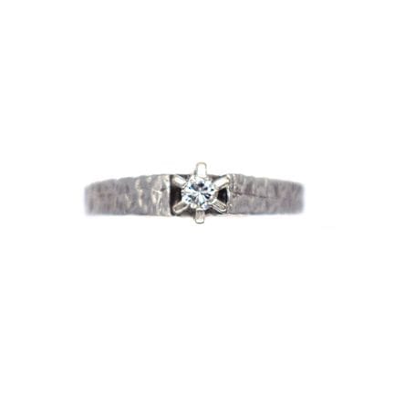 BAGUE Solitaire en or gris 18K sertie d'un diamant