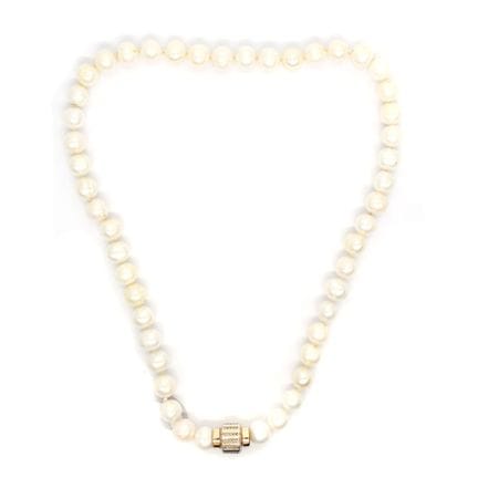 COLLIER en perles avec fermoir en or 14K et des br