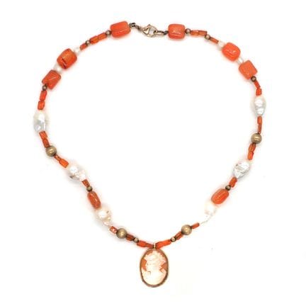 COLLIER composé d'une alternance de perles de corn