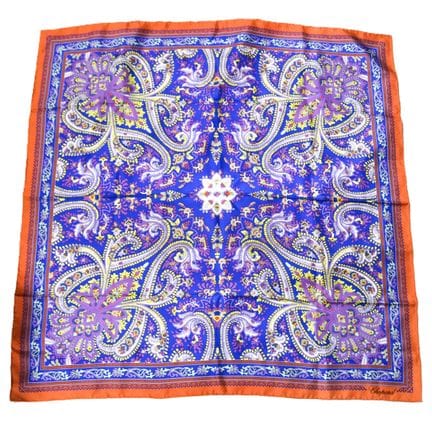 CHOPARD. Foulard en soie à motif de fleurs et rinc