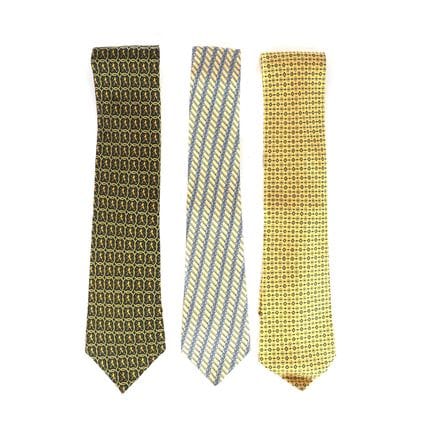 HERMES. Ensemble de trois cravates en soie.
Colori