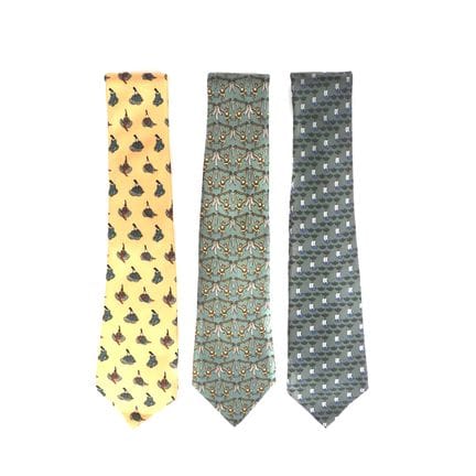 HERMES. Ensemble de trois cravates en soie.
Colori