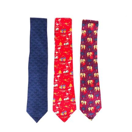 HERMES. Ensemble de trois cravates en soie.
Colori