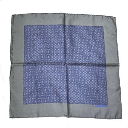 HERMES. Carré de soie homme à motifs équestres. Co