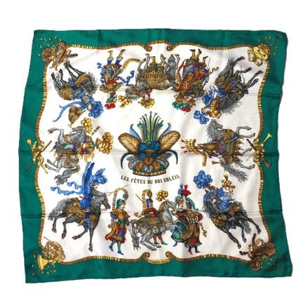 HERMES. Foulard modèle Les Fêtes du Roi Soleil.
90