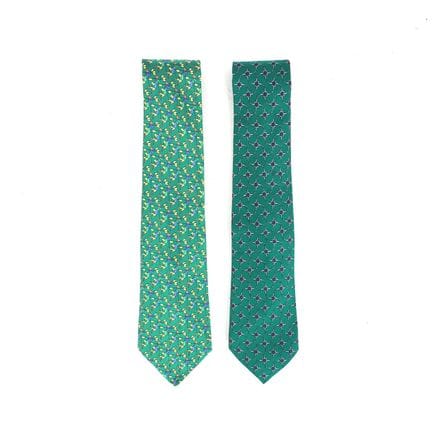HERMES. Ensemble de deux cravates en soie.
Coloris