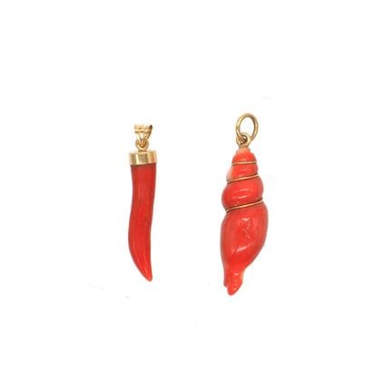 PENDENTIFS. Réunion de 2 pendentifs en corail et o
