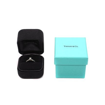 TIFFANYCo. Bague solitaire en platine surmontée d'