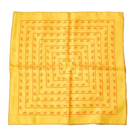 HERMES. Carré de soie homme à motifs de cavaliers.