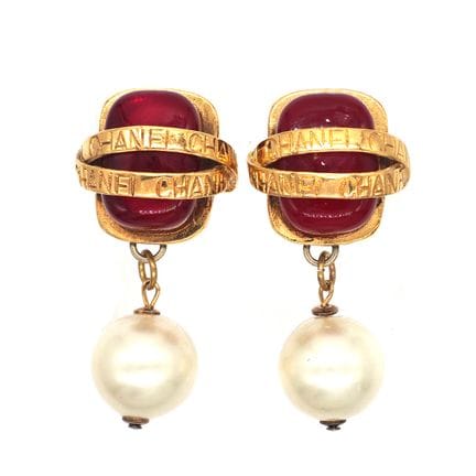 CHANEL. Boucles d'oreilles clips en métal doré orn