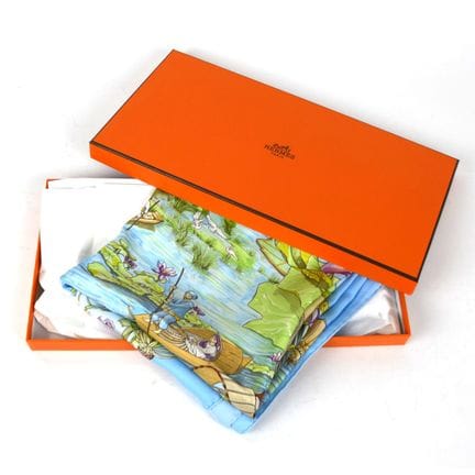 HERMES. Foulard en soie modèle "Sarasvati", colori