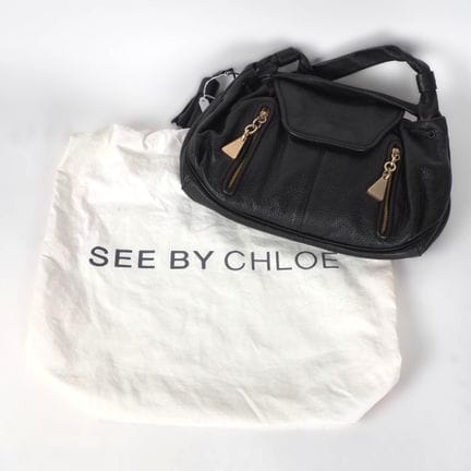 SEE BY CHLOE. Sac porté épaule en cuir noir, extér