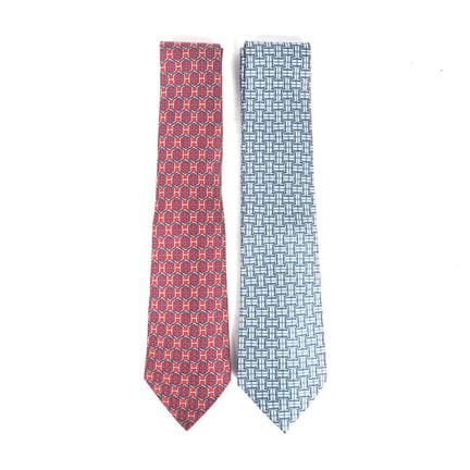 HERMES. Ensemble de deux cravates en soie.
Coloris