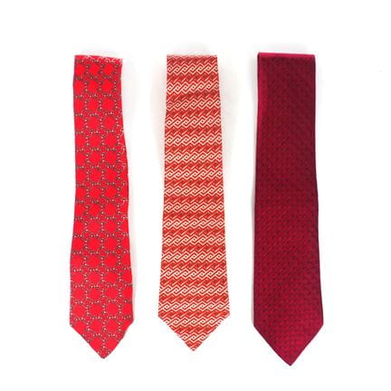 HERMES. Ensemble de trois cravates en soie.
Colori