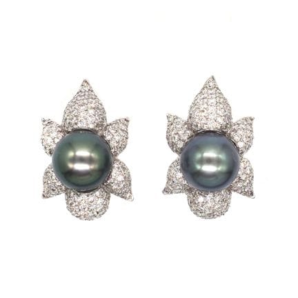 BOUCLES D'OREILLES en or blanc 18K, chacune centré