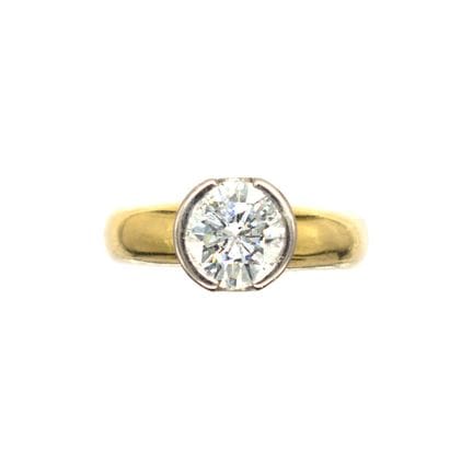 BAGUE en or jaune et gris 18K surmonté d'un diaman