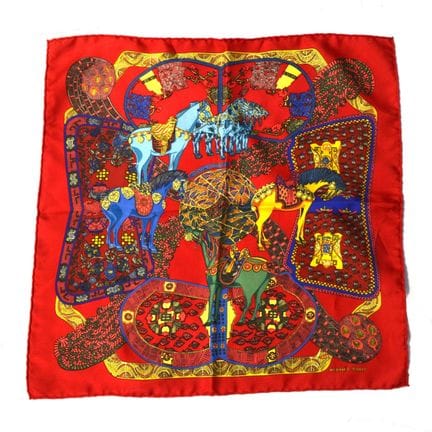 HERMES. Carré de soie homme à motifs équestres mod