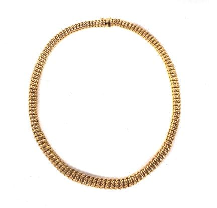 COLLIER en or jaune 18K, à maille américaine. 
Fer