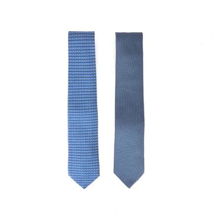HERMES. Ensemble de deux cravates en soie.
Coloris