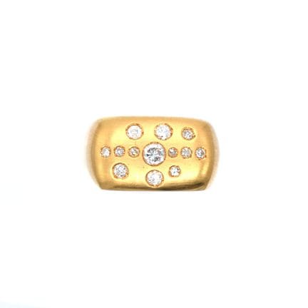 BAGUE bombée en or jaune 18K, sertie de 12 diamant