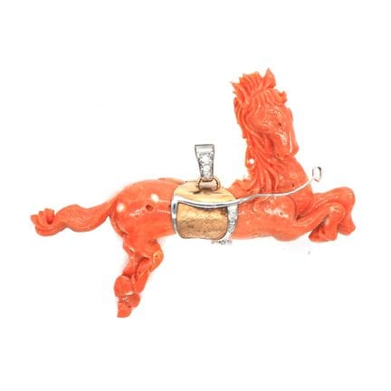 PENDENTIF cheval sautant en corail sculpté, avec u