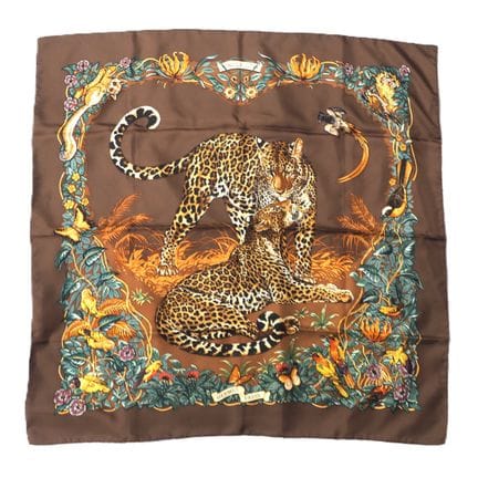 HERMES. Foulard modèle Jungle Love, coloris marron