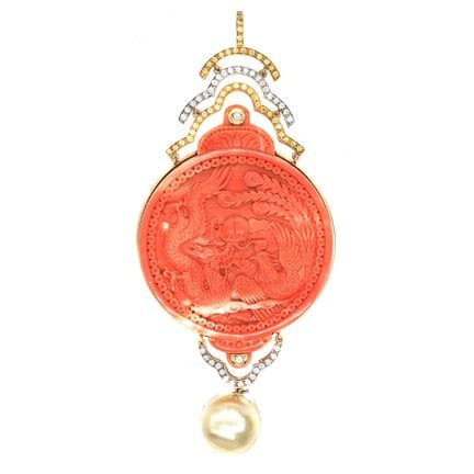 PENDENTIF avec un médaillon en corail sculpté figu