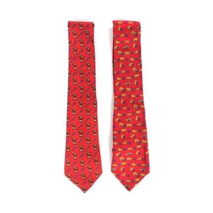 HERMES. Ensemble de deux cravates en soie.
Coloris