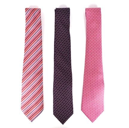 HERMES. Ensemble de trois cravates en soie.
Colori