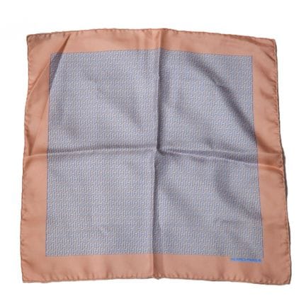 HERMES. Carré de soie homme à motifs géométriques.