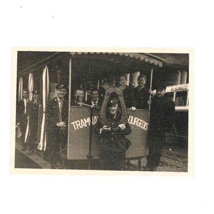 TRAM. Fotografia privata di alcuni agenti davanti 