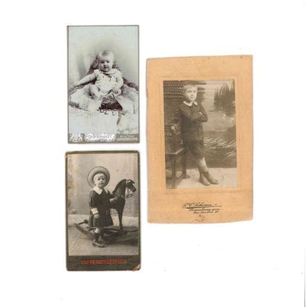 PHOTOGRAPHE. Réunion de 3 photographies contre-col