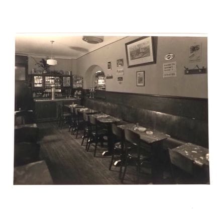 CAFÉ. Photographie de l'intérieur du café situé Pl