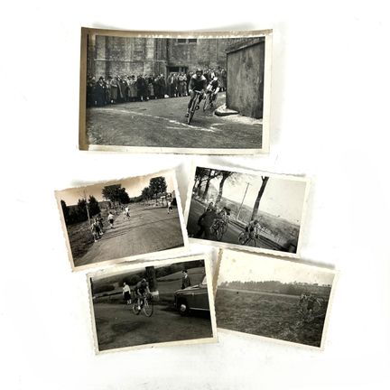 CICLISMO. Raccolta di 5 fotografie di gare ciclist