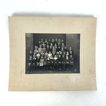 CLASSE. Photo de la classe du village de SURRÉ en 