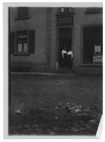 COMMERCE. Photographie privée de 2 femmes sur la p
